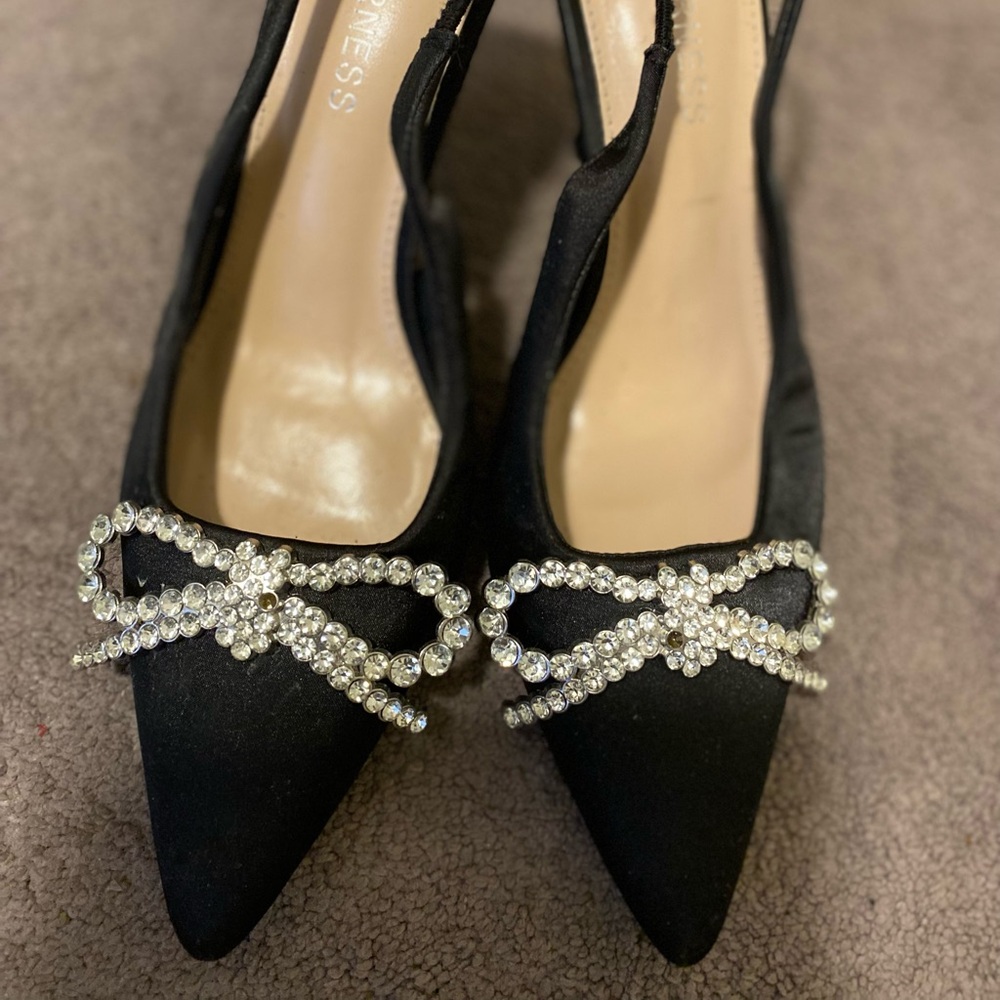 Cute, classical black bow , low heel